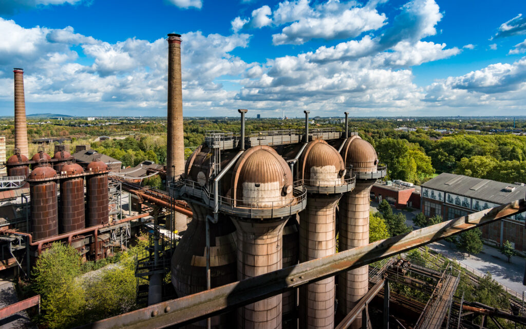 Blick vom Hochofen 5, Am fernen Horizont: das Gasometer Oberhausen