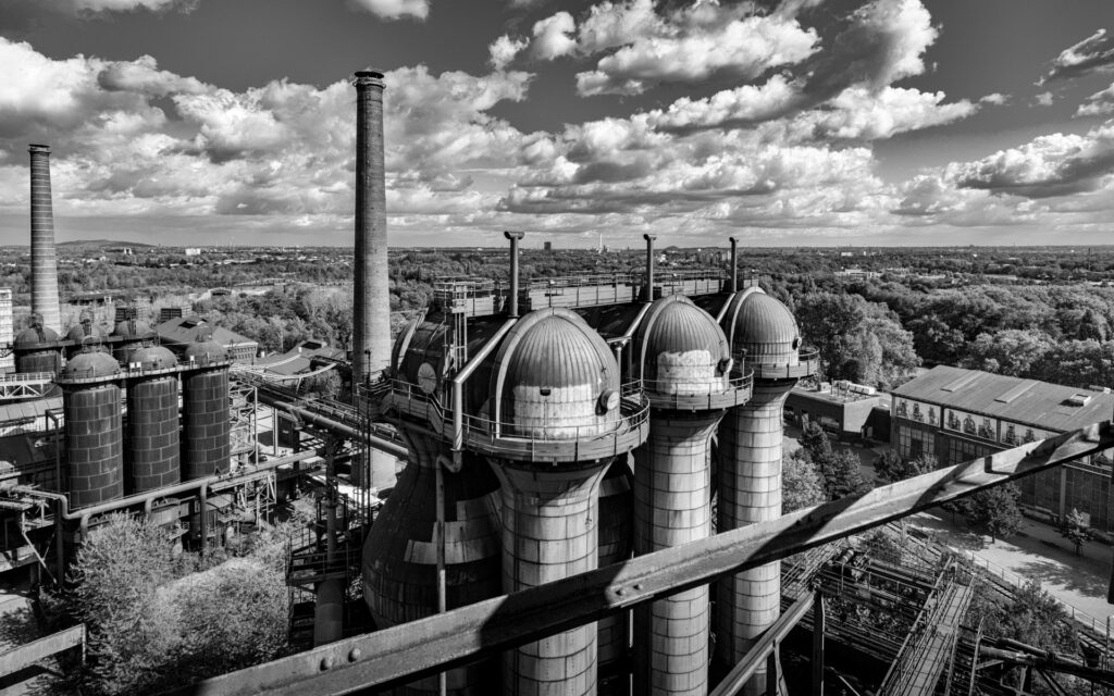 Blick vom Hochofen 5, Am fernen Horizont: das Gasometer Oberhausen