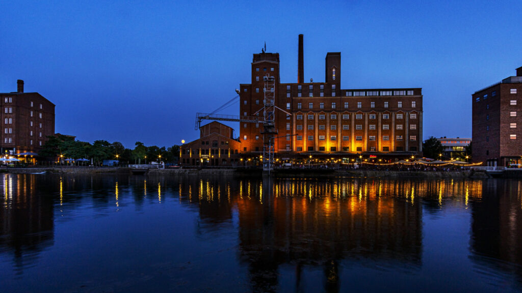Blaue Stunde und  Vollmond, Duisburger Innenhafen