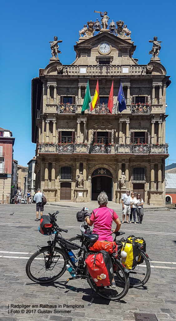 Radpilger vor dem Rathaus in Pamlona