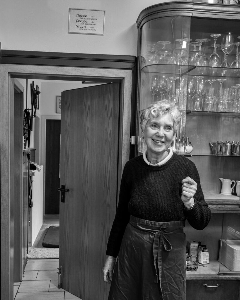 Bild 56332 Hie backt die Hausfrau